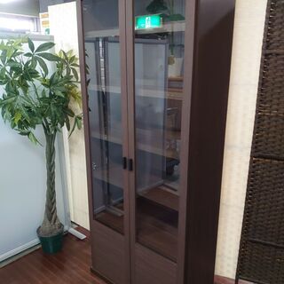 段違いガラス書棚 幅74.5 本棚 コミックキャビネット ガラス扉付き 段違い   フナモコ その他家具 店頭引取大歓迎♪ R3535)