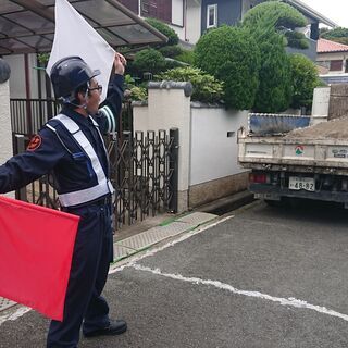 【梅田から10分】交通整備スタッフ大募集！外国人スタッフ採用実績あり！/ 【10 minutes from Umeda】Traffic guiding staff wanted! Other foreign workers currently or previously employed!の画像