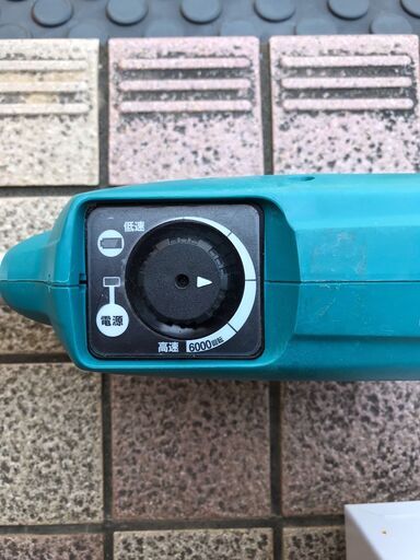 定価５９，６２０円⇒２９，９８０円（税込み）　マキタ　充電式草刈機　ＭＵＲ１４２ＵＤ（バッテリー・充電器付き）