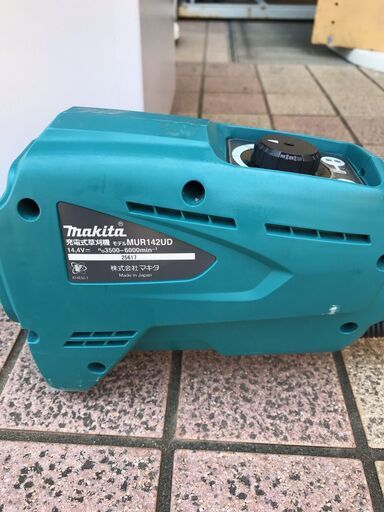 定価５９，６２０円⇒２９，９８０円（税込み）　マキタ　充電式草刈機　ＭＵＲ１４２ＵＤ（バッテリー・充電器付き）