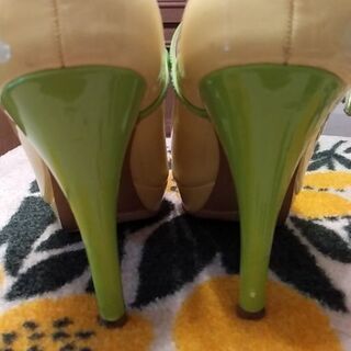 イエロー＆グリーン パンプス 24センチの画像