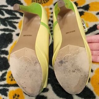 イエロー＆グリーン パンプス 24センチの画像