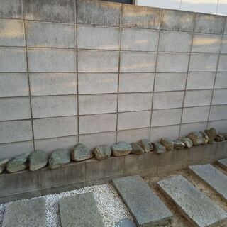 庭の敷石、花壇の石　どちらも無料です。