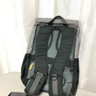 落ち着いて品のあるカラーとデザイン！USBポート付きリュックの画像