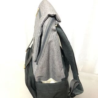 落ち着いて品のあるカラーとデザイン！USBポート付きリュックの画像