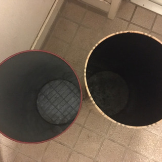 レトロな缶 2種(傘立てなど)の画像