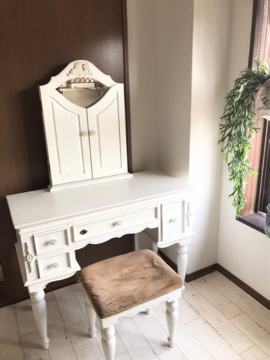 吉川ひなの　ドレッサー