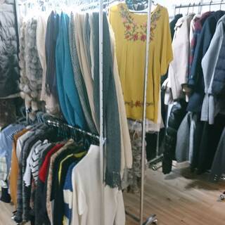 来週６００枚仕入れて無人古着屋ＭＮ塚口店の店頭に新商品が入荷され...