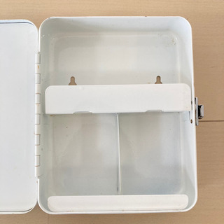 救急箱 絆創膏や綿棒などの小物入れ 文房具入れとしても。  の画像