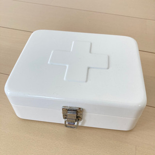 救急箱 絆創膏や綿棒などの小物入れ 文房具入れとしても。  