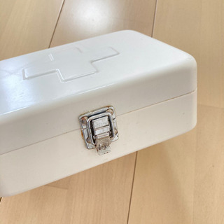 救急箱 絆創膏や綿棒などの小物入れ 文房具入れとしても。  の画像