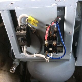 中古コンプレッサー日立１００V１馬力改装品　おまけ付きの画像