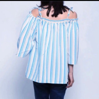 新品タグ付き！グリーンパークス　肩リボン　トップス　オフショルダー　ブラウスの画像