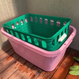 子供プールに！たらい&収納カゴの画像