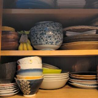 ニトリ　木目の食器棚の画像