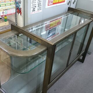 （湾曲したガラスの）大型ガラスショーケース　高く買取るゾウ八幡東店の画像