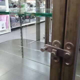 （湾曲したガラスの）大型ガラスショーケース　高く買取るゾウ八幡東店の画像