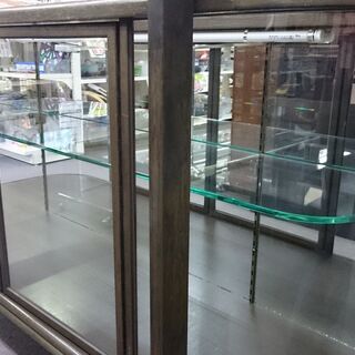 （湾曲したガラスの）大型ガラスショーケース　高く買取るゾウ八幡東店の画像