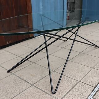 IDEE（イデー）の”O.R.T.F.リビングテーブル”です。ガラス天板に合わせ