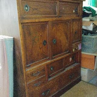 古い茶だんす。