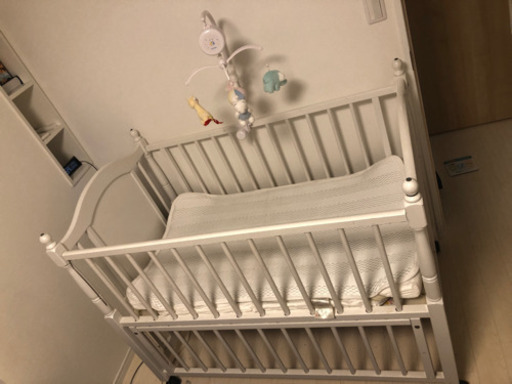 受付終了　白いベビーベッド　メリー付き　夏用パッド　布団セット付き