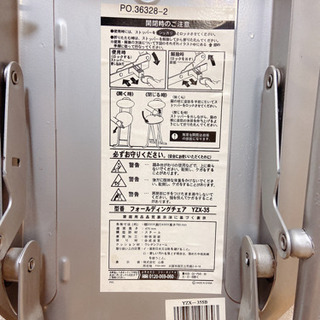 机と椅子のセットの画像