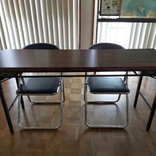 会議用机と椅子のセット