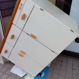 キッチンキャビネット　コンセント付き