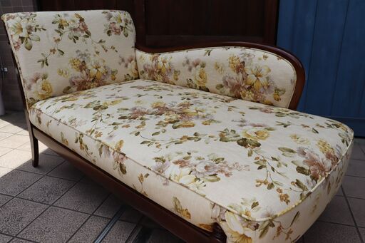 Karimoku(カリモク家具)のCOLONIAL(コロニアル)シリーズ WC7104 カウチソファです。アメリカンカントリースタイル
