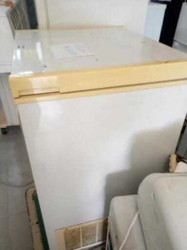 中古年式不明のストッカー1 00L くらい別館倉庫浦添市安波茶2-8-6に置いてます