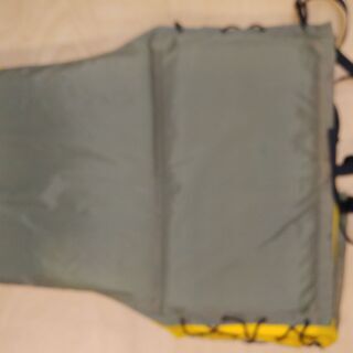 値下げ。格安中古短期使用救命具・ライフベスト・ジャケット６０ＬＬ　腰ひも伸縮フリーサイズ　深緑色、内部イエロー　ＦＳＧ製　Ｆサイズｗ５０ｈ６０ｃｍ、２ポケット・股下ひも付きホイッスル付き。全１５着。未使用？の、８着在庫の１着価格です。、多少使用の７着は、１着１９００円にさせて頂きます。。早い方優先・使用感極少 、レンタルでの短期使用の品であり、一般的なリサイクル品に比しきれいで、機 能にも問題はありません。他にゴムボート、浮きマット、ＢＢＱセット、パラソル等もあります。の画像