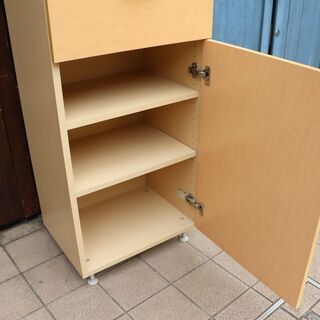 人気のMUJI（無印良品）のメープル材 カップボードです。シンプルで