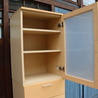 人気のMUJI（無印良品）のメープル材 カップボードです。シンプルで