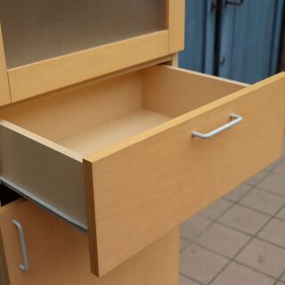 人気のMUJI（無印良品）のメープル材 カップボードです。シンプルで