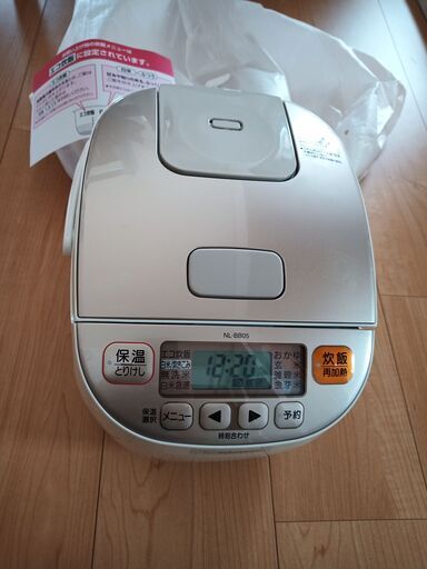 【値引きしました】(購入後約1.5か月使用）象印 炊飯器 3合 マイコン式 極め炊き 黒厚釜  シャンパンホワイト NL-BB05AM-WM