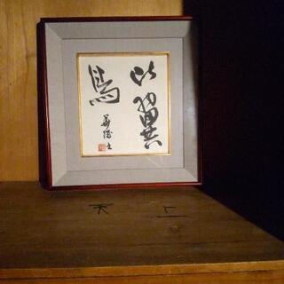 白っぽい古いタンスです。の画像