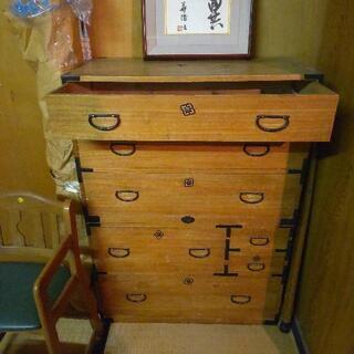 白っぽい古いタンスです。の画像