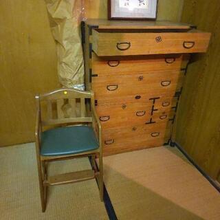 白っぽい古いタンスです。