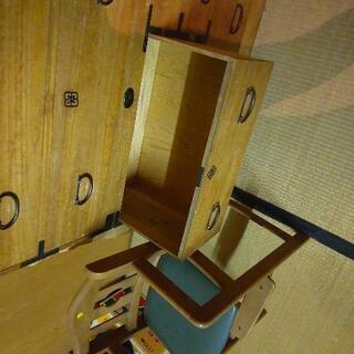 白っぽい古いタンスです。の画像