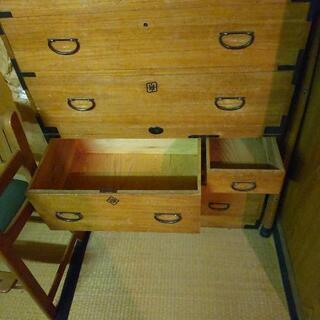 白っぽい古いタンスです。の画像