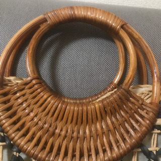 【お話し中です】【美品】かごバッグ　ラタン持ち手　アジアン風　ブルー系グラデ　天然素材の画像