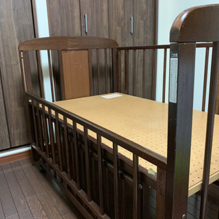 ディズニー柄　木製ベビーベッドの画像