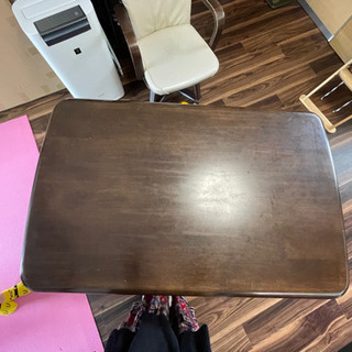 ダイニングテーブルとダイニングチェア2脚の画像