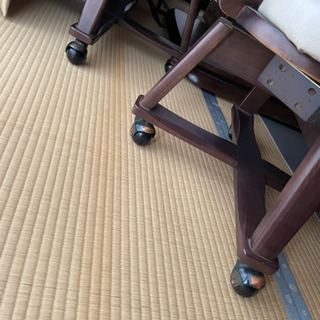 ダイニングテーブルとダイニングチェア2脚の画像