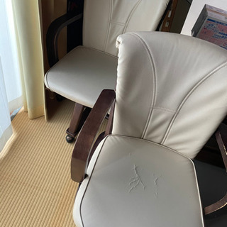 ダイニングテーブルとダイニングチェア2脚の画像