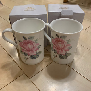 新品　ボーンチャイナ　花柄　マグカップ　二個セットの画像