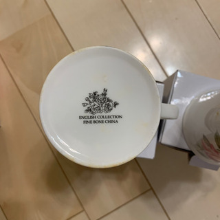 新品　ボーンチャイナ　花柄　マグカップ　二個セットの画像