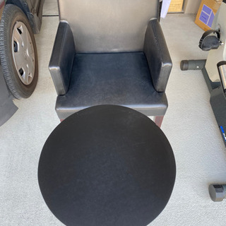 コーヒーテーブルとチェアのセットの画像