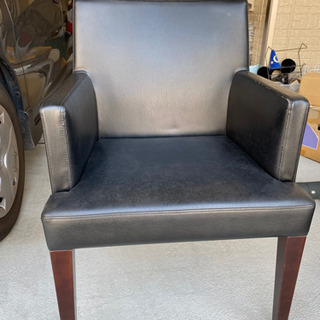 コーヒーテーブルとチェアのセットの画像