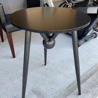 コーヒーテーブルとチェアのセットの画像